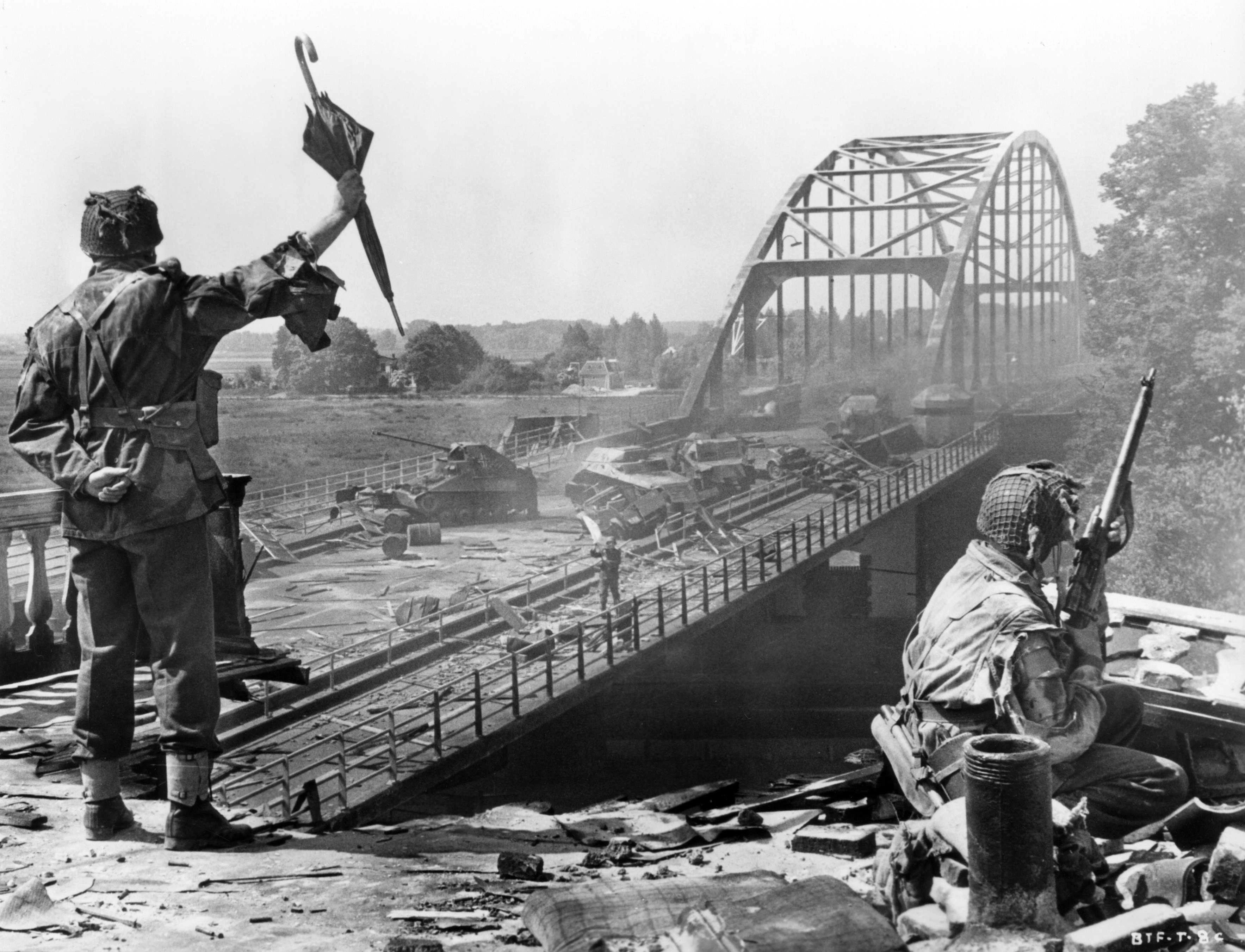 Cây Cầu Quá Xa - A Bridge Too Far